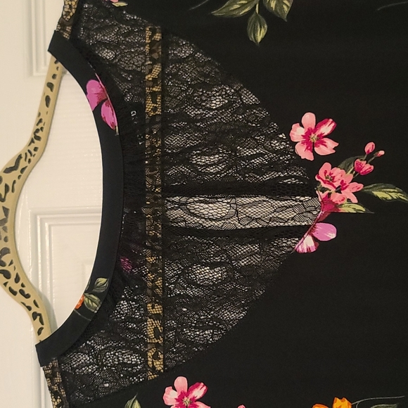 Womens peplum top. black lace at top. Great condition.  Worn 1 time. - Picture 4 of 7